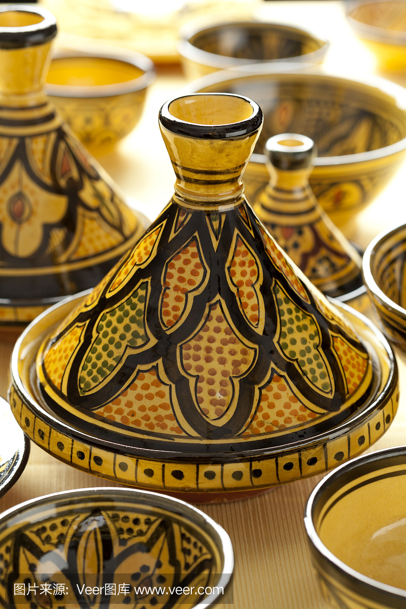 市场上五颜六色的摩洛哥陶器